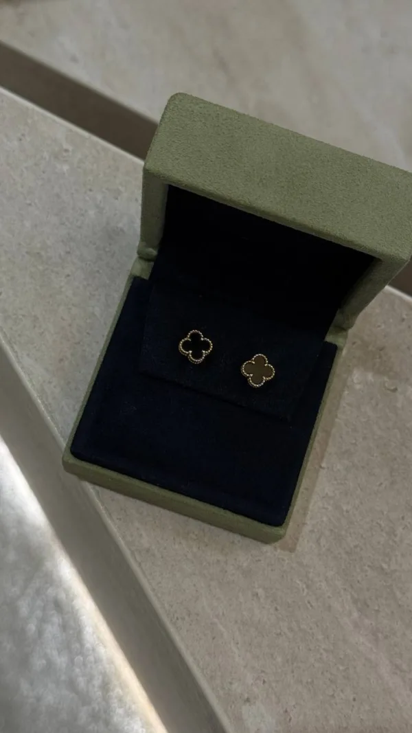VAN CLEEF|Sweet Alhambra earstuds 18 К yellow gold, Onyx